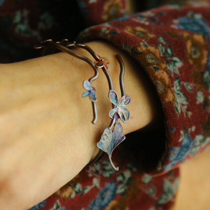 Hydrangea and ginkgo floral bracelet in colored silver, фото 5