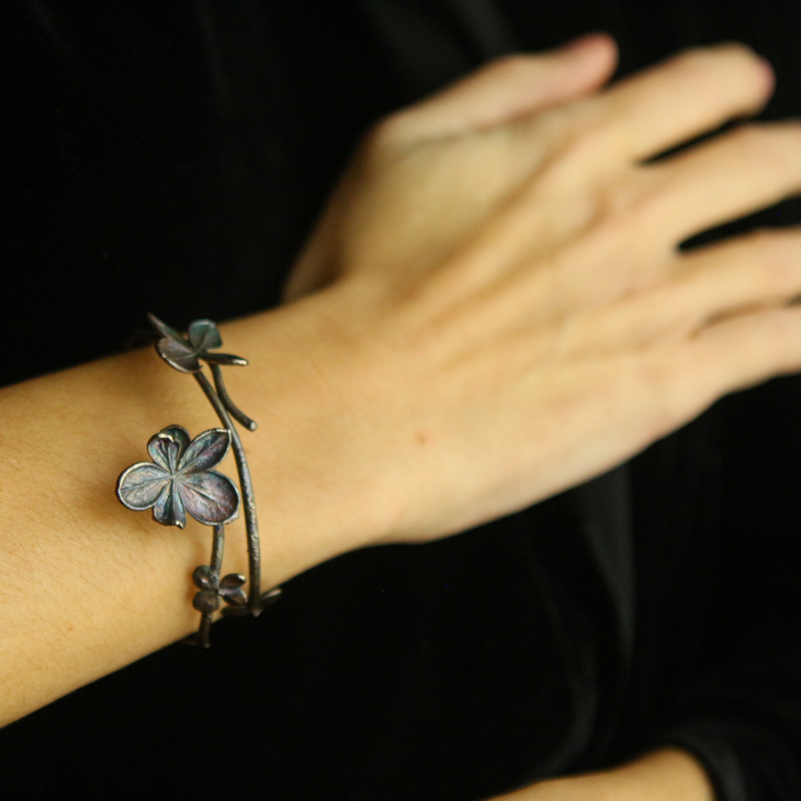 Hydrangea floral bracelet in colored silver, фото 2