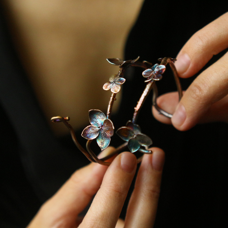 Hydrangea floral bracelet in colored silver, фото 3