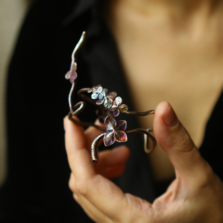 Hydrangea floral bracelet in colored silver, фото 2