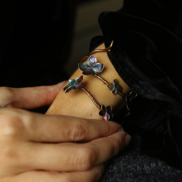 Hydrangea floral bracelet in colored silver, фото 2