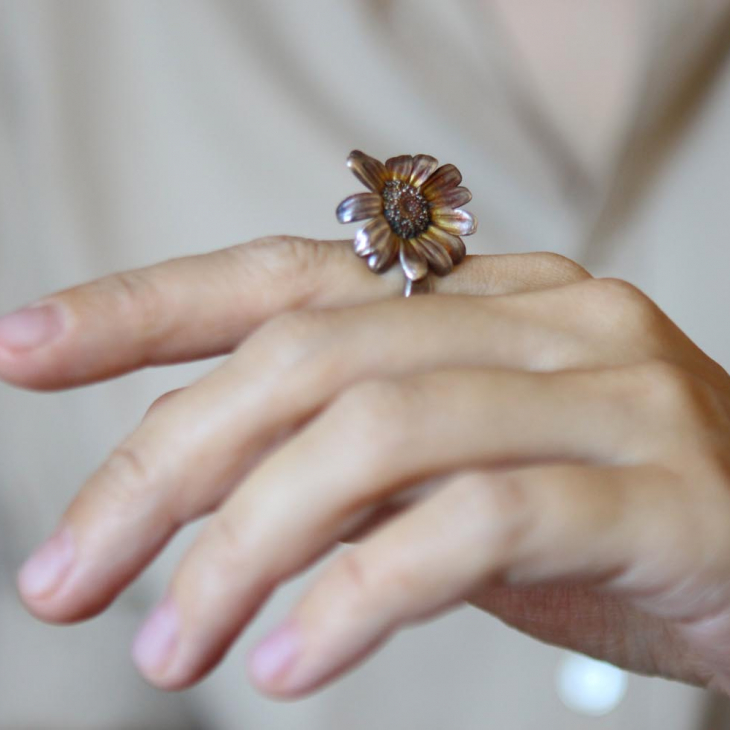 Chamomile flower ring in colored silver, фото 1