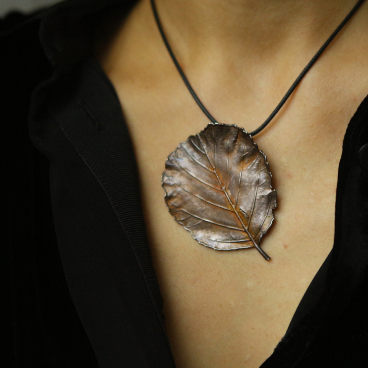 Alder leaf pendant in colored silver, фото 1
