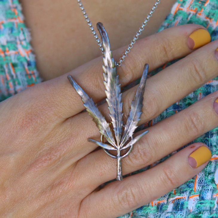 Real Cannabis leaf pendant in colored silver, фото 3