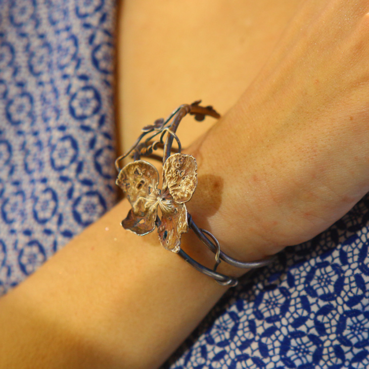 Hydrangea floral bracelet in colored silver, фото 1